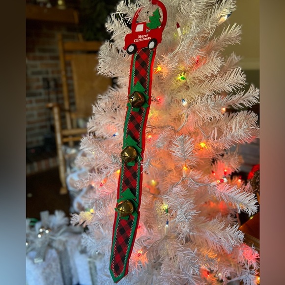 19" Christmas Tree Ringing Bell
Door Hanger - Picture 3 of 4